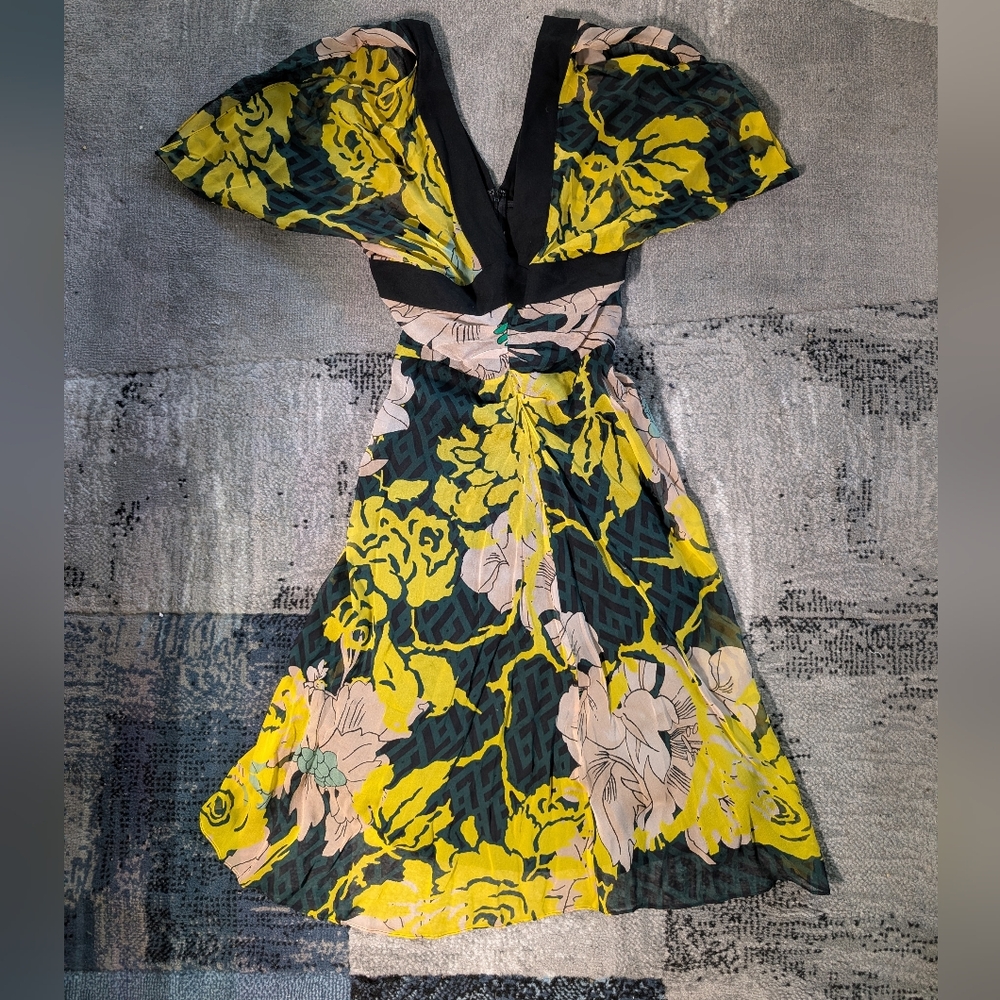 ✨ Diane von Fürstenberg Silk Dress – Bold, Elegant, Effortless ✨